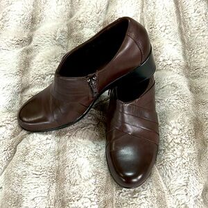 Clarks Genette Rise booties NWOT - dark brown - size 10M